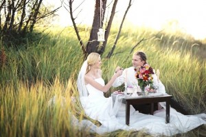 Fotografia ślubna - młoda para leżąca na trawie